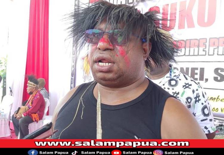 Dikukuhkan Sebagai Kepala Suku Wate, Otis Monei Minta Warga Jaga Nabire