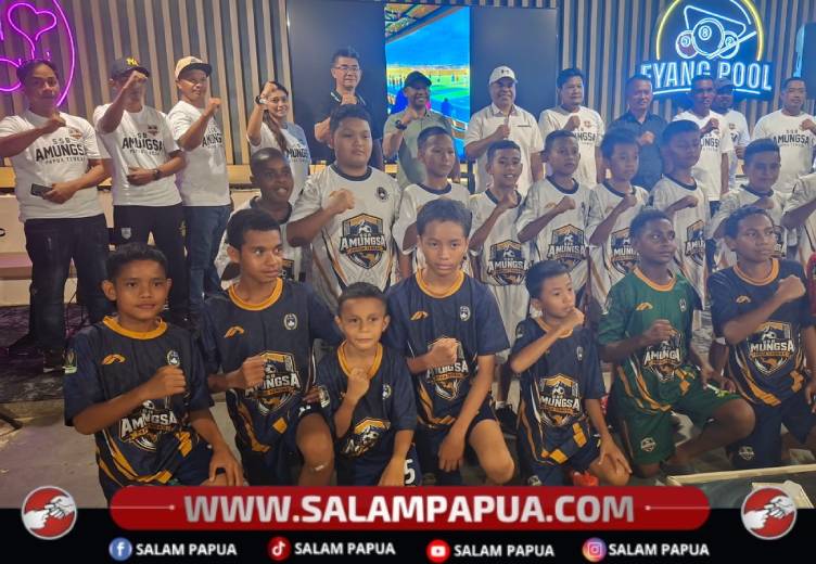 Pembina SSB Amungsa yang juga Kapolda Papua Tengah, Brigjen Pol Jermias Rontini, SIK MSi bersama ofisial foto bersama dengan para pemain usai peluncuran di Eyang Cafe, Sabtu malam (12/9/2026)(Salampapua.com/Acik)