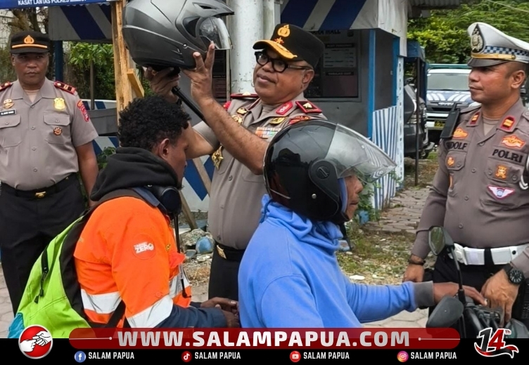 Pantau Strong Point Di Timika, Kapolda Papua Tengah Bagikan Helm Gratis Demi Kesadaran Berlalu Lintas