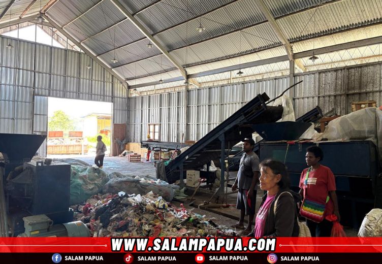 DLH Mimika Olah Sampah Plastik Menjadi Paving Block, Perhari Produksi 100 Buah