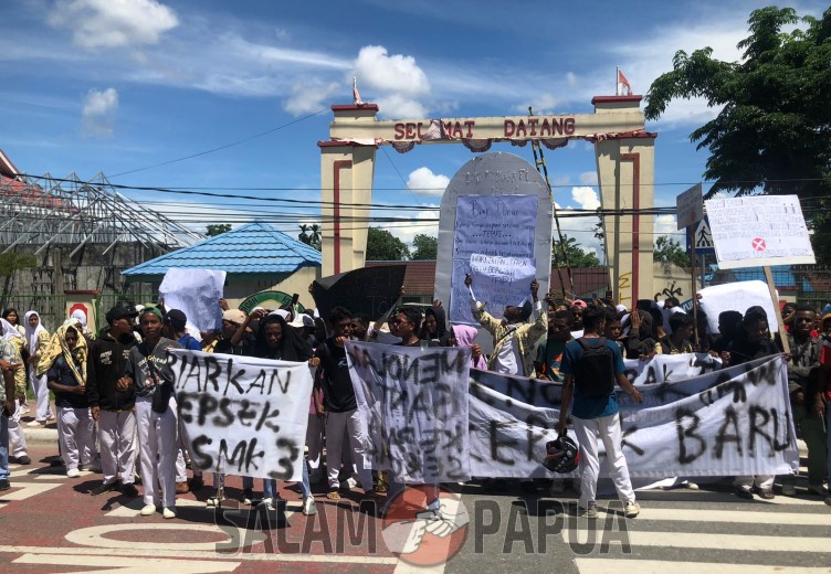 Siswa, Guru Dan Orang Tua Murid SMKN 3 Kesehatan Timika Gelar Demo ...