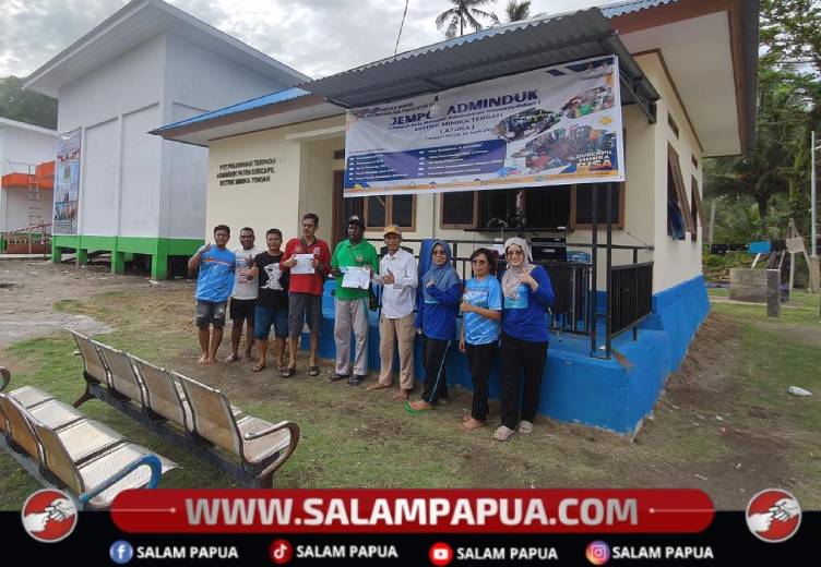 Disdukcapil Mimika Jemput Bola, Warga Pesisir Kini Bisa Cetak KTP Di Distrik