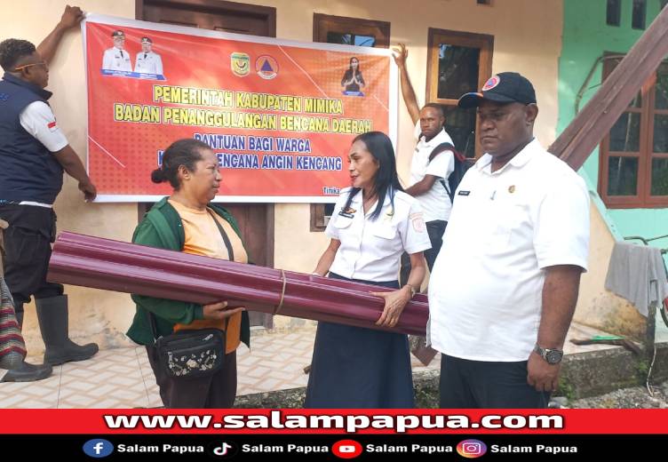 Indekos Warga Jalan Kartini Ditimpa Pohon, BPBD Mimika Salurkan Bantuan Material