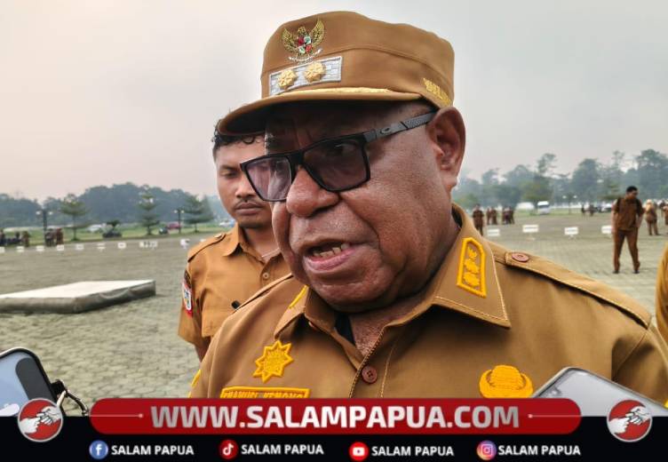 Wabup Mimika Instruksikan OPD Aktif Bagikan Masker Kepada Warga