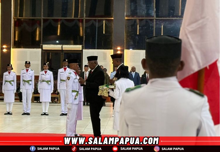 Bupati John Rettob Kukuhkan 57 Anggota Paskibra Untuk Upacara HUT Ke-80 RI Di Mimika