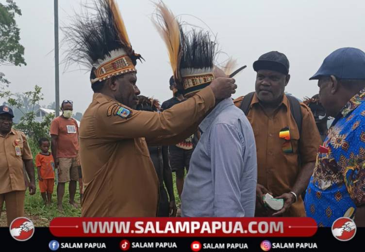 Bupati Kabupaten Nduga, Yoas Beon menyematkan topi adat khas Papua kepada Ketua GKII Wilayah IV Papua, Pdt Marthen Asso setibanya di Kenyam, Senin (19/10/2026)(Salampapua.com/Elea Worom)