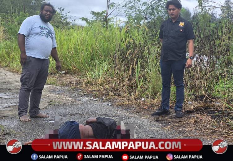 Diduga Dianiaya Pakai Senjata Tajam, Seorang Pria Terkapar Bersimbah Darah Di Jalan Freeport Lama Timika