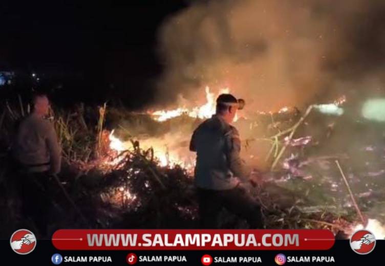 Polres Nabire Gerak Cepat Padamkan Kebakaran Lahan Gambut Dekat Bandara