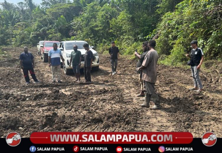 Bupati Kabupaten Nduga, Yoas Beon, S.IP bersama jajarannya ketika mengunjungi Jalan Krepkuri di Kenyam, Nduga pada Sabtu (12/9/2026)(Salampapua.com/Elea Worom)