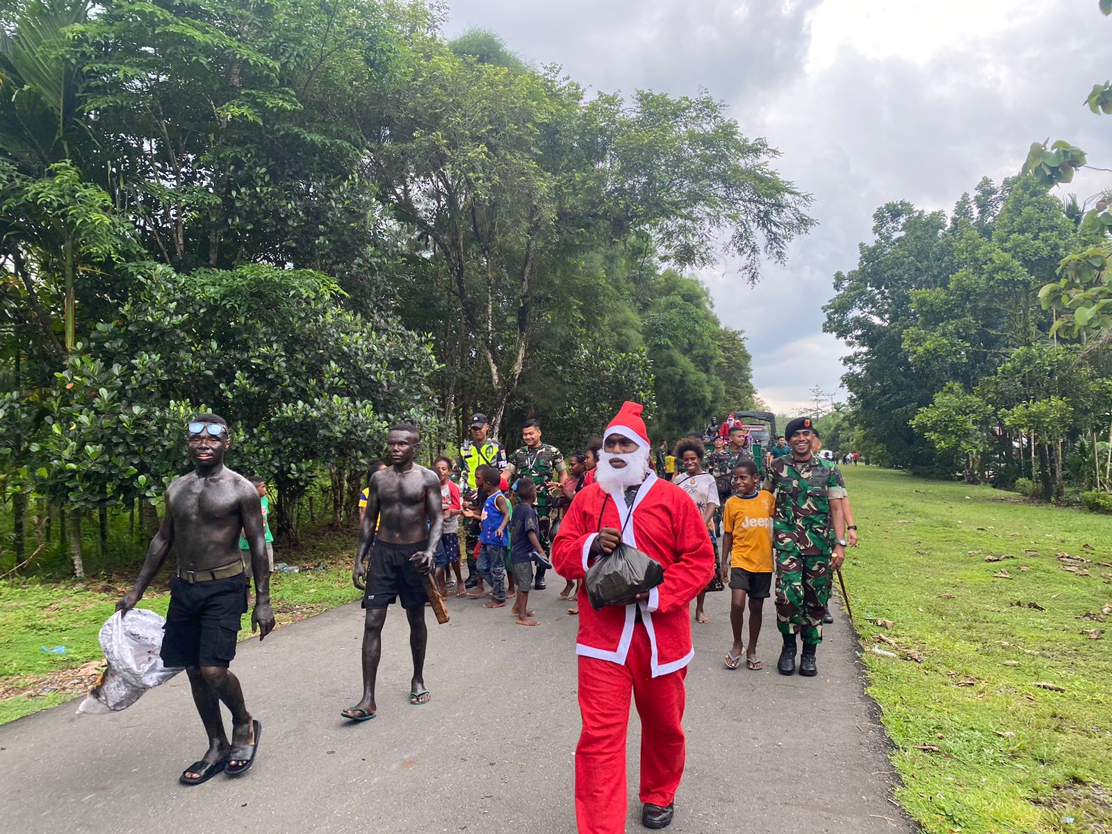 -Saat Santa Claus Denkav 3/CS masuk kampung Jayanti (istimewa)