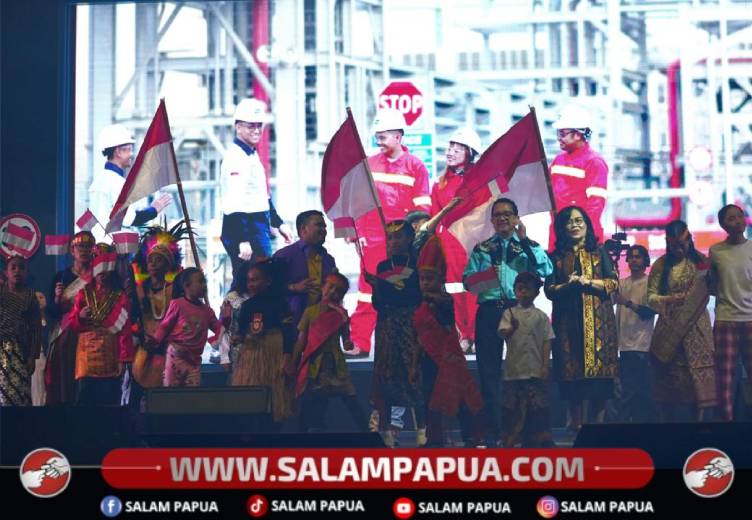 Seluruh tim drama musikal “One Freeport One Family” berfoto bersama Presiden Direktur PT Freeport Indonesia Tony Wenas dan Rosita Wenas usai pertunjukan di Sport Hall Tembagapura, 7 April 2026 (Dokumen Corcom PTFI)