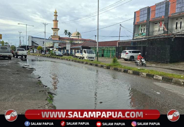 Air Tergenang Di Jalan Ahmad Yani Timika, Diduga Karena Drainase Bermasalah