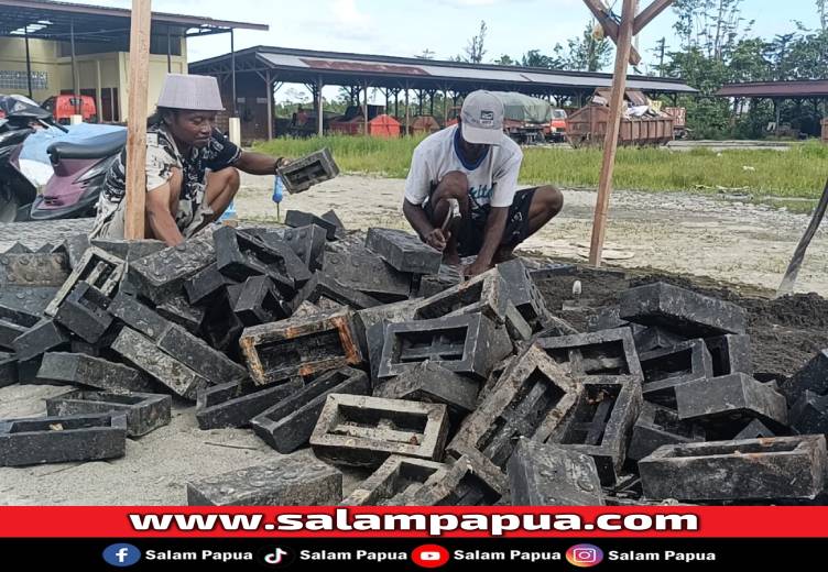 Daur Ulang Sampah Plastik, DLH Mimika Sudah Produksi 8.000 Paving Block