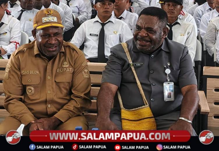 Plt Kepala BPSDM Provinsi Papua, Emanuel Korey, S.Sos dan Bupati Nduga, Yoas Beon, SIP ketika mengikuti acara pembukaan prajabatan CPNS K2 dan P3K di Gedung Kagayem Kenyam, Senin (3/8/2026)(Salampapua.com/Elea Worom)