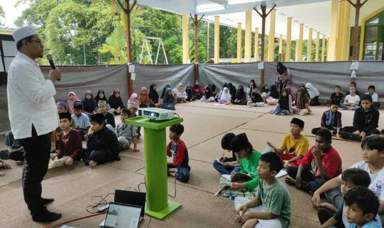 Situasi Ramadan Anak Ceria yang PTFI adakan di Masjid Baiturrahim (Foto:Corp.Comm PTFI)