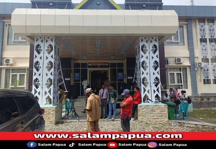 Hak Dipotong, Pegawai Segel Kantor Distrik Mimika Timur, Aktivitas Lumpuh
