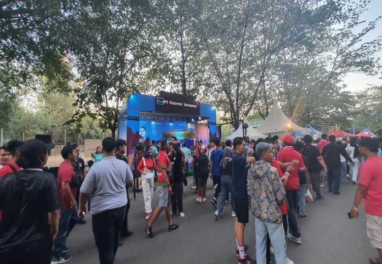 Keseruan masyarakat Solo ketika mengunjungi booth PT Freeport Indonesia di Stadion Manahan, Solo, Jawa Tengah, saat pertandingan Kualifikasi Piala Asia U-23 2024 melawan China Taipei, Sabtu (9/9/2023) (Foto:Corp.Comm PTFI)