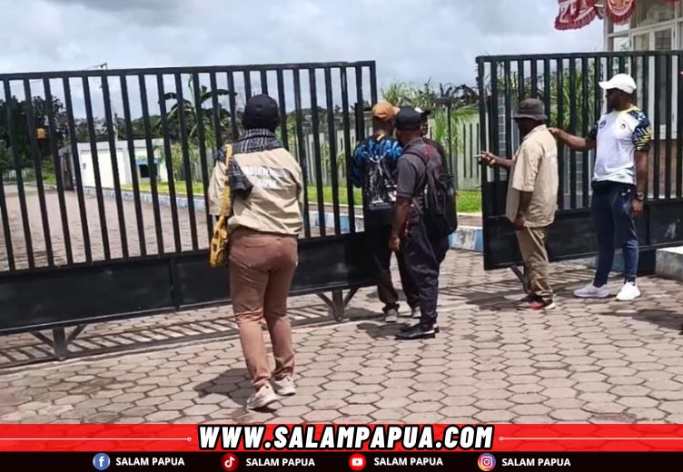 Merasa Tidak Diperhatikan, HAPAK Palang Kantor Dinas Pendidikan Mimika