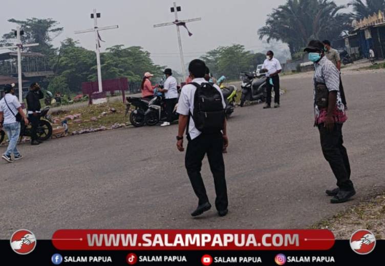 Suasana pembagian masker kepada pelajar dan masyarakat oleh Dinas Kesehatan Kabupaten Nduga, Papua Pegunungan di Kota Kenyam, Rabu (14/10/2026)(Salampapua.com/Elea Worom)