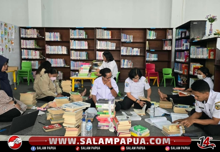 Perpustakaan Di Timika Terapkan Label Barcode, Pencarian Buku Jadi Lebih Mudah Dan Terstruktur
