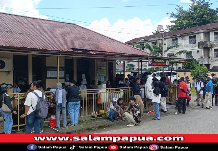Antrean Pencari Kerja Membludak Di Polsek Mimika Baru Untuk Urus SKCK