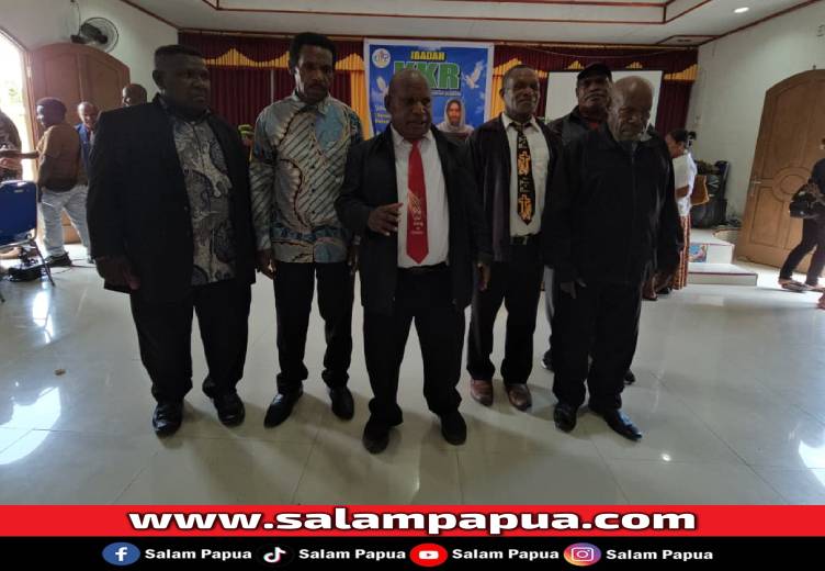 Ketua Rayon 4 Gereja Jemaat Yudea SP5, Pdt Yohanes Magai bersama para hamba Tuhan usai menggelar KKR, Kamis (23/10/2025) (Dokumen Pribadi)