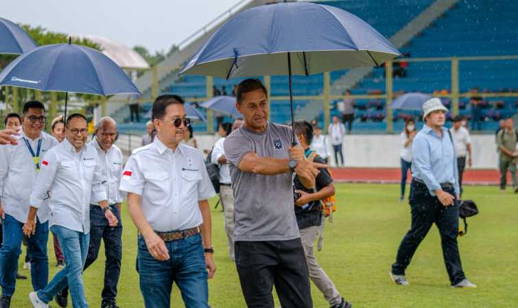 Presdir PT Freeport Indonesia (PTFI) Tony Wenas (kiri) mendapat penjelasan dari Direktur Papua Football Academy Wolfgang Pikal (kanan) saat berada di Mimika Sport Complex, Kamis (6/4/2023) (Sumber Foto:PFA)