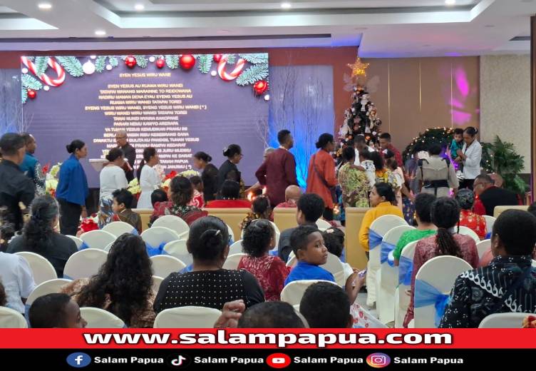 Para anggota Keluarga Besar Keret Waromi Mimika mengumpulkan persembahan Natal di Hotel Grand Tembaga Timika, Jumat malam (19/12/2025)(Salampapua.com/Sianturi)