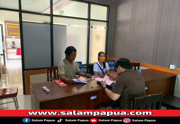 Diduga Jadi Kurir Narkoba, Perempuan Berparas Cantik Di Timika Ditangkap Dan Dilimpahkan Ke Kejari