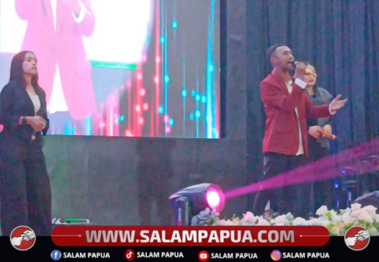 Suasana penampilan Band Pengamen Elit pada Konser Kerukunan Mimika Simfoni Harmoni Kita oleh FKUB di Gedung Tongkonan Timika, Jumat malam (16/10/2026)(Salampapua.com/Acik)