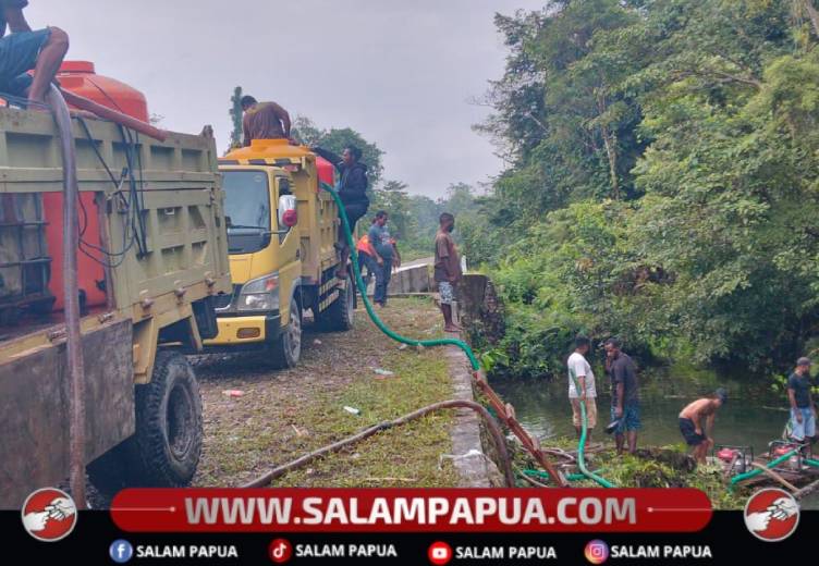 Proses pengisian air dari kali dari Kali Bening ke dalam tangki untuk selanjutnya didistribusikan kepada masyarakat di beberapa titik yang sudah dibangun bak penampungan, Kamis (27/8/2026)(Salampapua.com/Humas Pemkab Nduga)