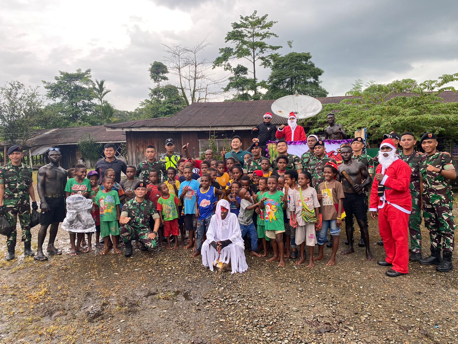 Santa Claus Denkav 3/SC Bagi Bingkisan Natal Kepada Masyarakat Jayanti