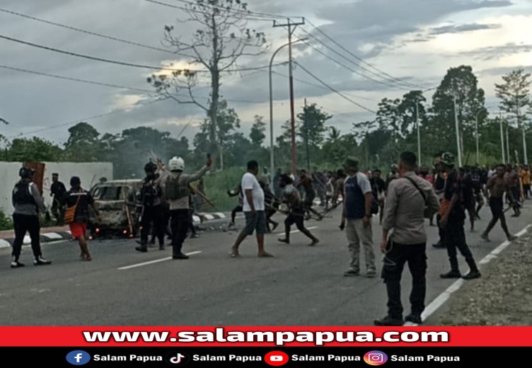 Perang Antar Kelompok Di Jalan Baru Timika, Satu Mobil Dibakar