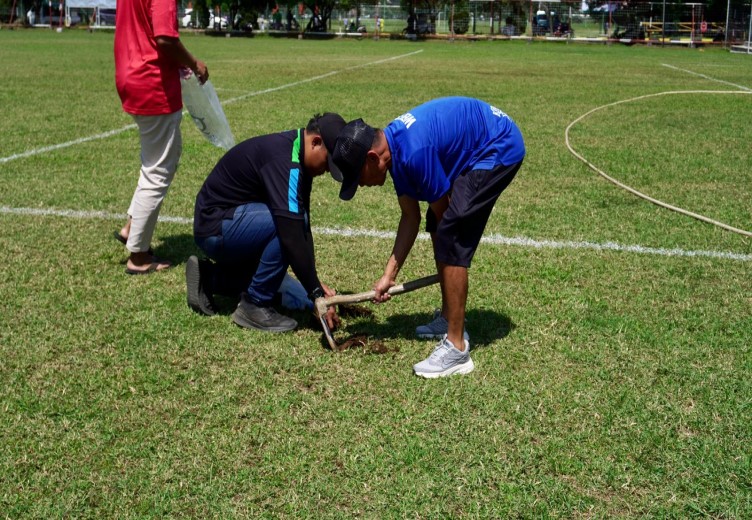 Pengambilan sampel rumput lapangan WBFC Batununggal (Foto:WBFC)