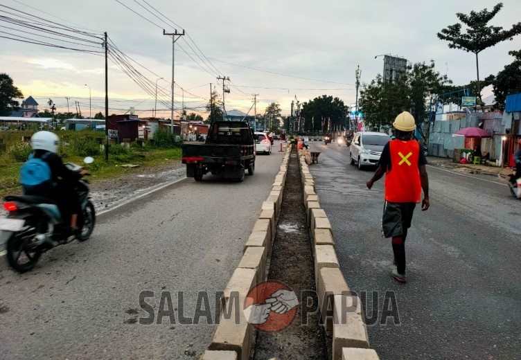 Median Jalan Budi Utomo Timika Dibongkar