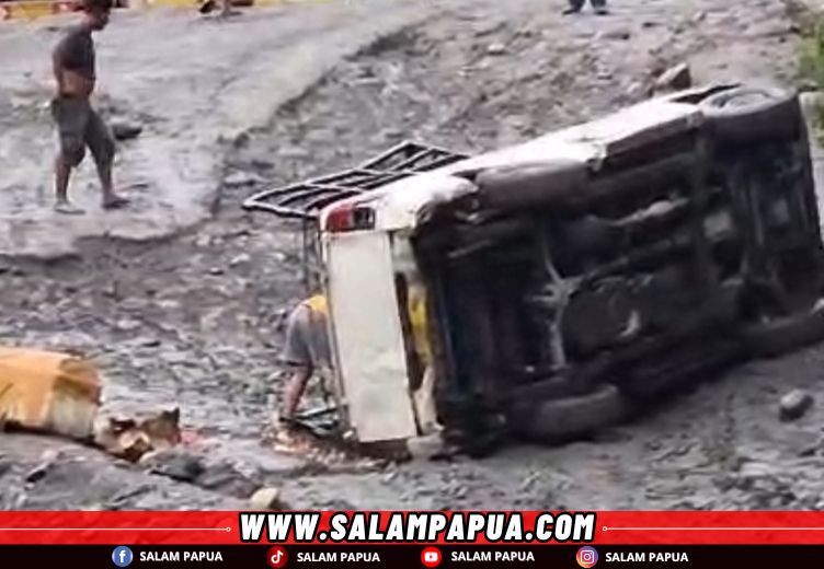 Mobil Distribusi Sembako Terguling Di Jalan Trans Kilometer 141 Nabire-Paniai