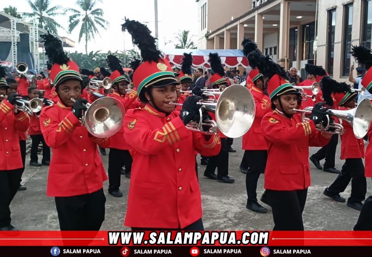 Drum Band SATP Turut Memeriahkan Pawai Obor Jelang Upacara HUT Ke-80 RI Di Mimika