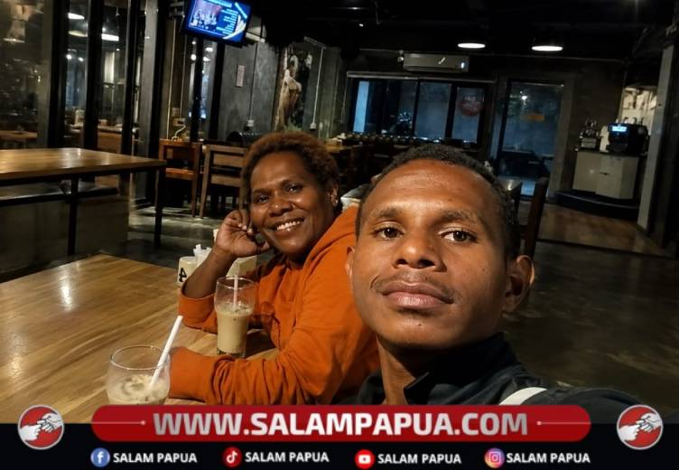 Lorenzo Komangal bersama Mama Ojona Komangal (Salampapua.com/Dokumen Pribadi)