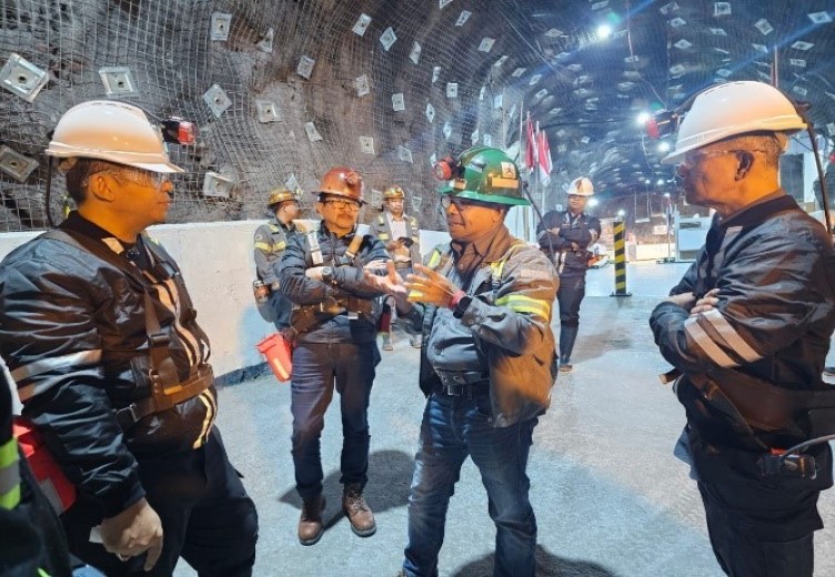 SVP Underground PTFI Hengky Rumbino saat memberikan penjelasan aktivitas tambang bawah tanah kepada Dirjen Imigrasi Silmy Karim di area tambang DMLZ (salampapua.com/Foto Corp.Comm PTFI)