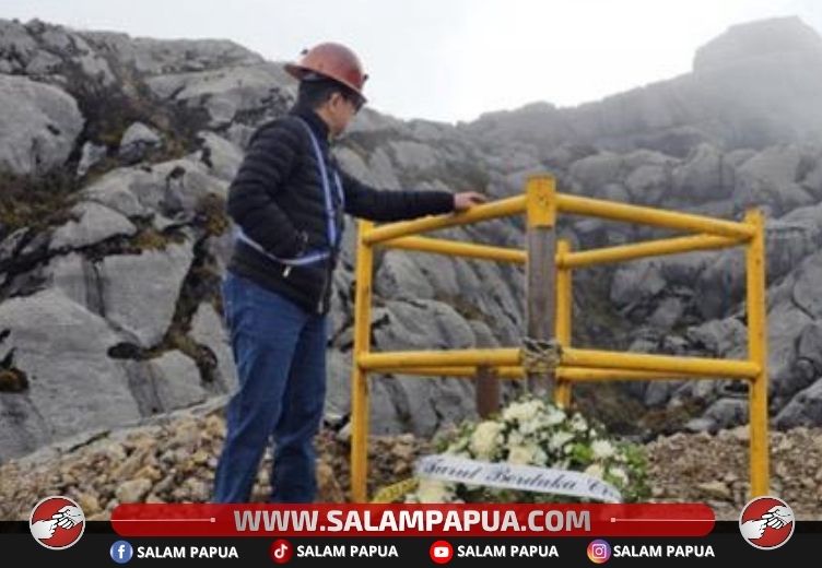 Peletakan karangan bunga sebagai bentuk penghormatan kepada korban penembakan oleh orang tak dikenal yang terjadi pada 11 Maret 2026 di area tambang terbuka Grasberg (salampapua.com/Foto: Corp.Comm PTFI)