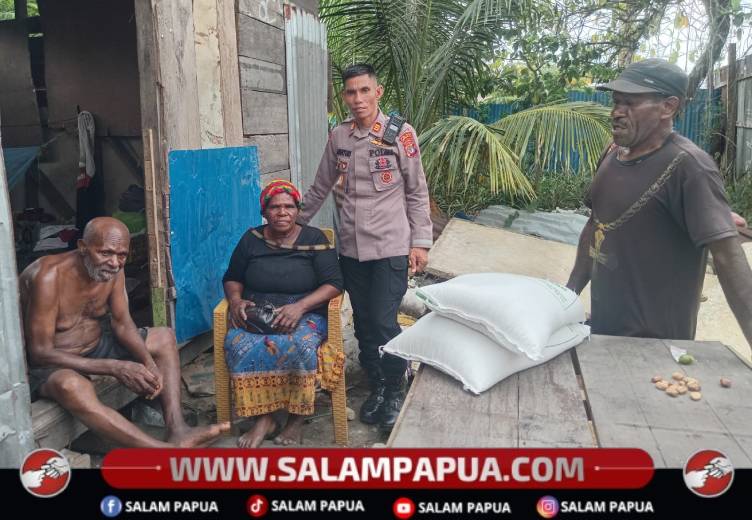 Kasat Binmas Polres Mimika Sambangi Kepala Suku Mee Yang Sedang Sakit