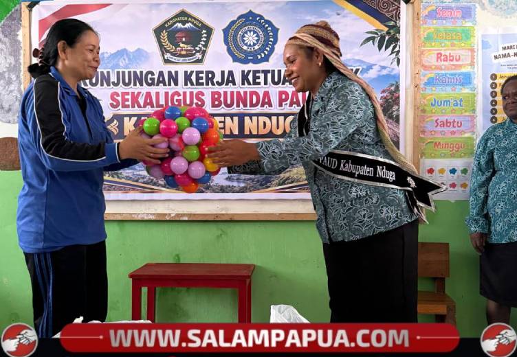 Bunda PAUD Nduga, Nyonya Replina Beon menyerahkan bantuan secara simbolis peralatan permainan kepada Kepala Sekolah TK Giliad Kenyam, Adolpina Nelwin, S.Pd pada kunjungan, Jumat (25/9/2026)(Salampapua.com/Dokumen Pribadi)