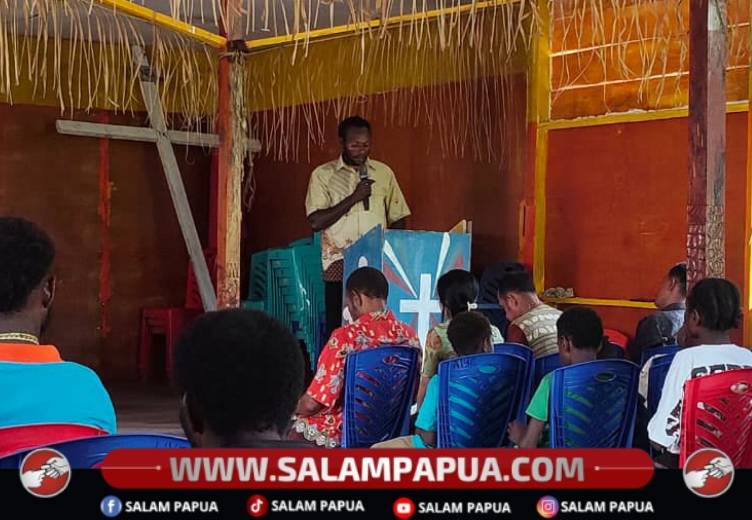 Pererat Kebersamaan Di Kampung Keakwa, Personel Satgas TMMD Laksanakan Ibadah Bersama Masyarakat