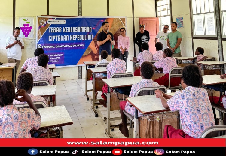 Karyawan Muda Freeport Indonesia Mengedukasi Anak-Anak Sekolah Di Kampung Pesisir Mimika