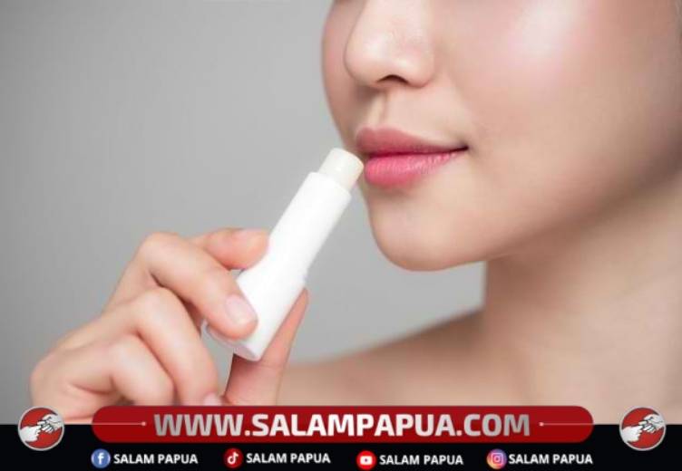 7 Cara Melembapkan Bibir Yang Benar