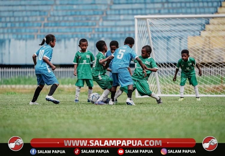 Peserta FGT 2026 melibatkan siswa SSB laki-laki dan perempuan (no punggung 10) yang turut berkompetisi di lapangan (salampapua.com/Foto Corp.Comm PTFI)
