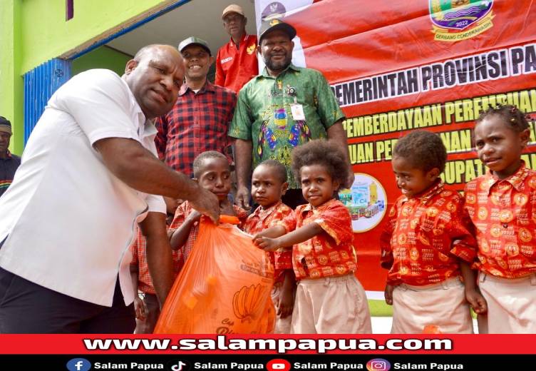 Dinsos P3A Papua Tengah Salurkan Bansos Bagi Anak Terlantar Di Paniai