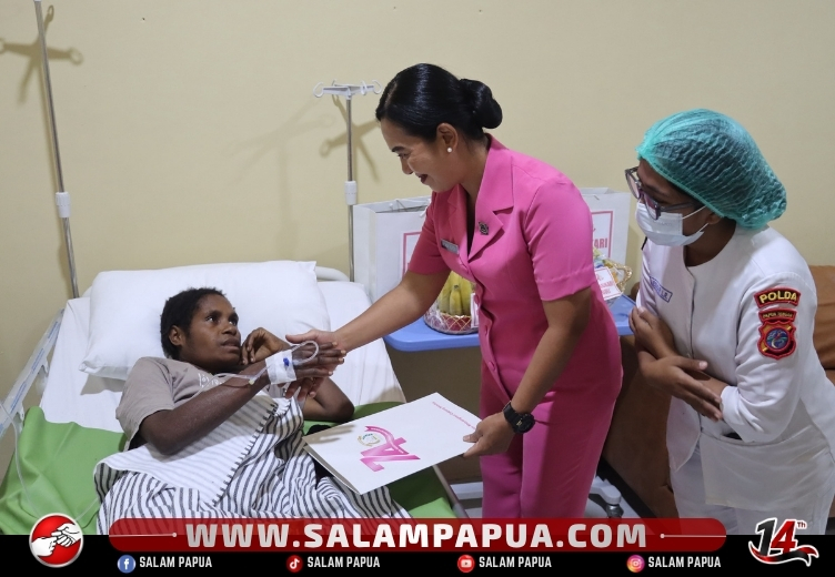 Pantau Pemulihan Trauma, Ketua Bhayangkari Cabang Mimika Jenguk Satu Korban Penyanderaan KKB