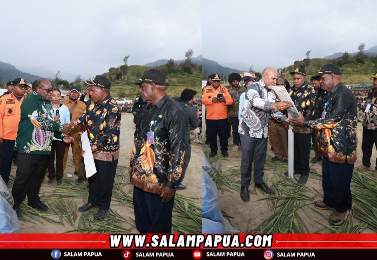 Gubernur Dan Wagub Papua Tengah Serahkan Bantuan Kepada Masyarakat Pengungsi Di Kabupaten Puncak