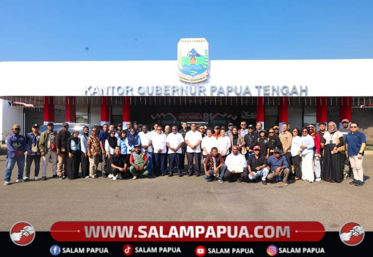 Gubernur Provinsi Papua Tengah, Meki Fritz Nawipa foto bersama dengan para pimpinan 30 media usai coffee morning dan penandatanganan kerjasama di Nabire, Rabu (19/8/2026)(Salampapua.com/Humas Pemprov PT))